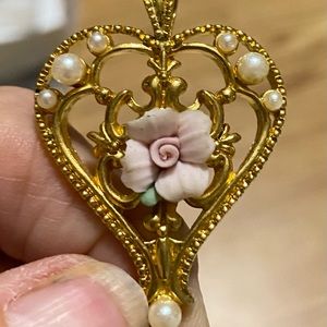 Heart pendant with pearls and flower